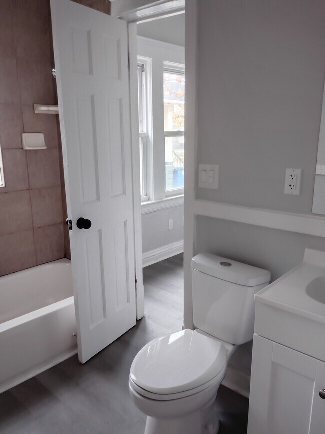 2215 Hood Ave in Cleveland, OH - Foto de edificio - Building Photo