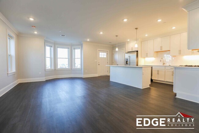 80 N Beacon St, Unit 1 in Boston, MA - Foto de edificio - Building Photo