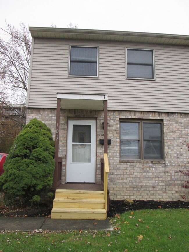 103 Hazel St in Girard, OH - Building Photo - Building Photo