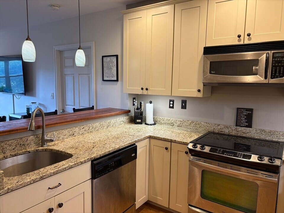 24 Smith St, Unit 24 in Quincy, MA - Building Photo