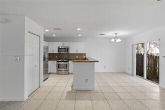 330 SW 2nd Ave in Hallandale Beach, FL - Foto de edificio - Building Photo