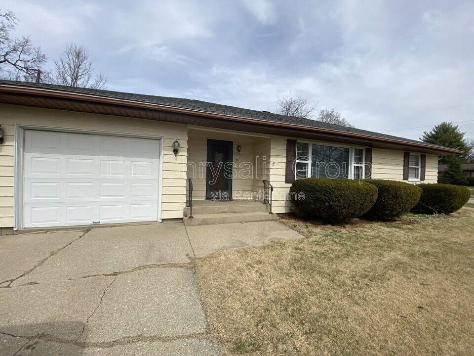 2417 Circle Dr in Ottawa, IL - Building Photo