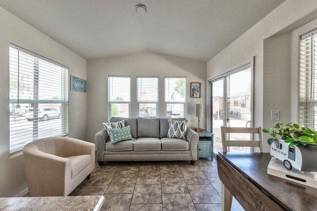 124 S 54th St in Mesa, AZ - Foto de edificio - Building Photo