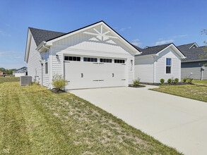 1724 Plum Brook Dr in Greenfield, IN - Foto de edificio - Building Photo