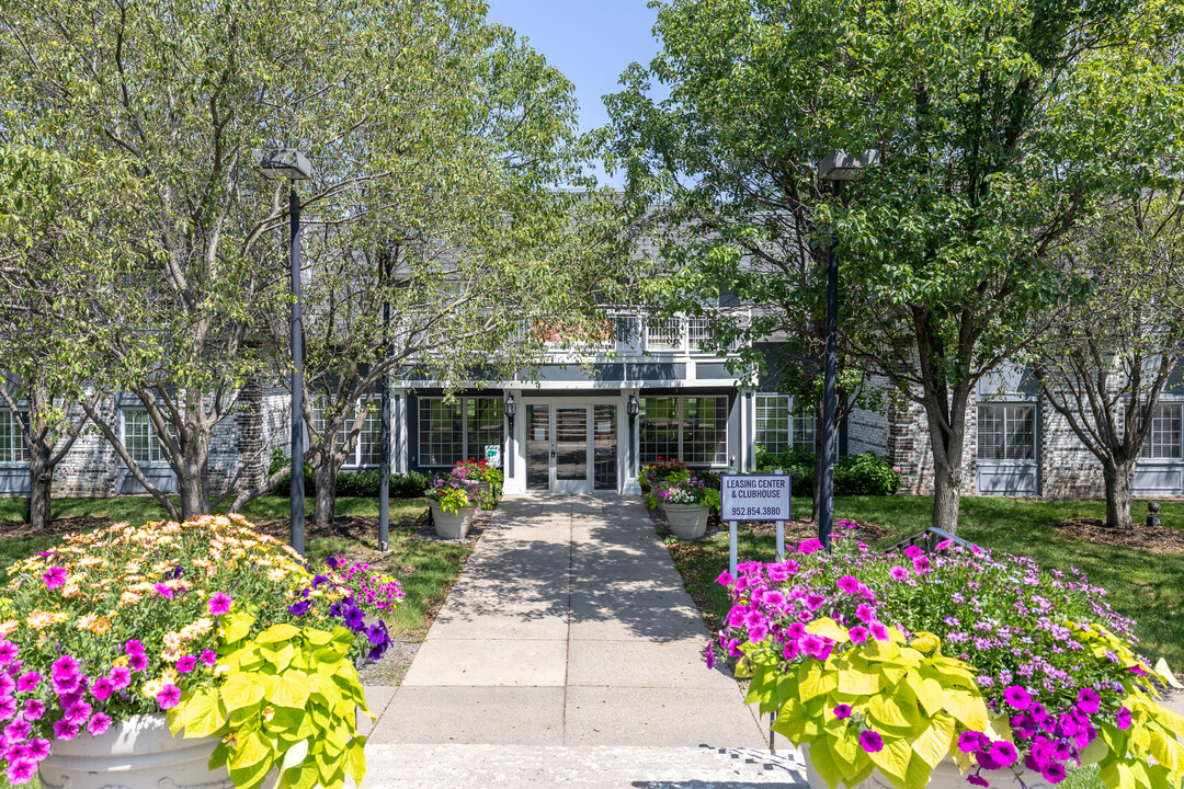 Blooming Meadows South in Bloomington, MN - Building Photo