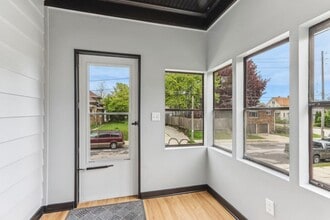 351 E Deer Pl in Milwaukee, WI - Building Photo - Building Photo