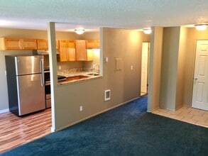 200 SW Florence Ave, Unit i-8 in Gresham, OR - Foto de edificio - Building Photo