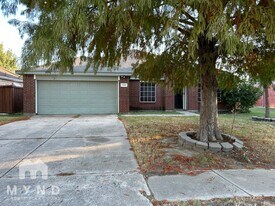 1122 Buckingham Dr in Forney, TX - Building Photo