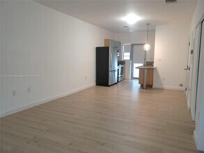 1521 Euclid Ave, Unit 2 in Miami Beach, FL - Foto de edificio - Building Photo