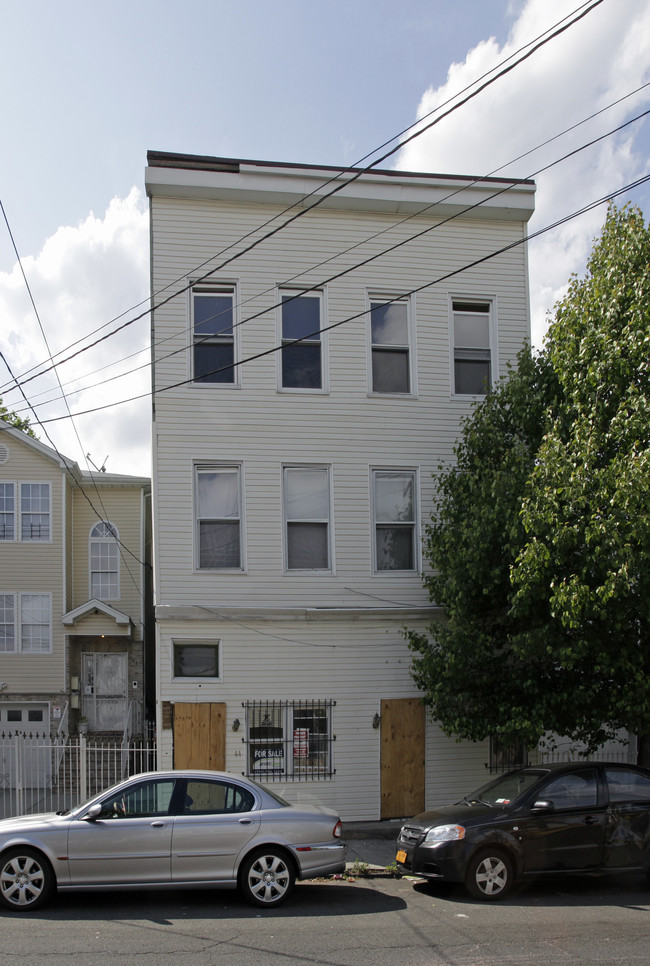 44 4th St in Newark, NJ - Foto de edificio - Building Photo