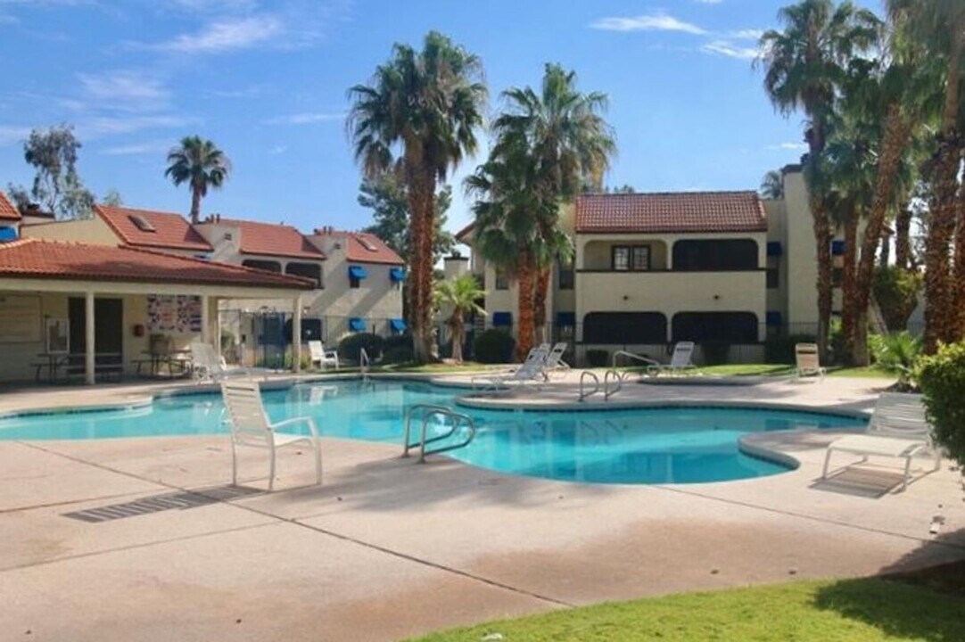 6133 W Oakey Blvd in Las Vegas, NV - Building Photo