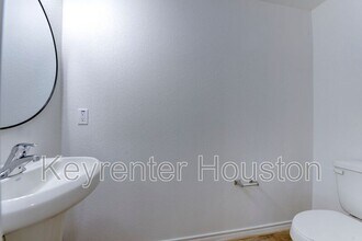 8203 Woodlyn Rd in Houston, TX - Building Photo - Building Photo