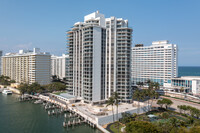 Tower House in Miami Beach, FL - Foto de edificio - Building Photo