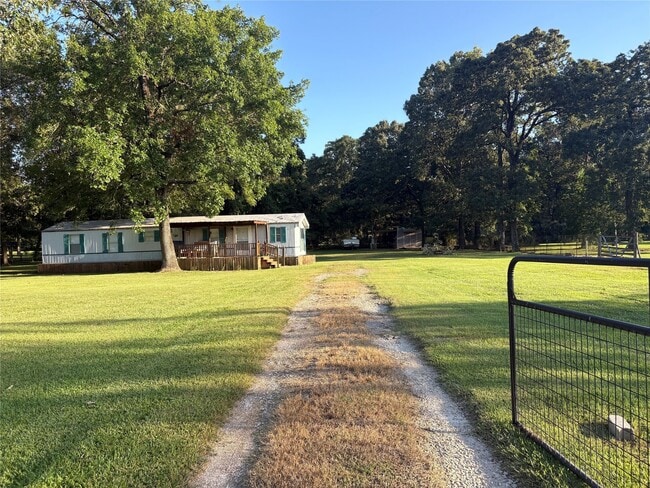 1944 S Pine Lake Rd in Montgomery, TX - Building Photo - Building Photo