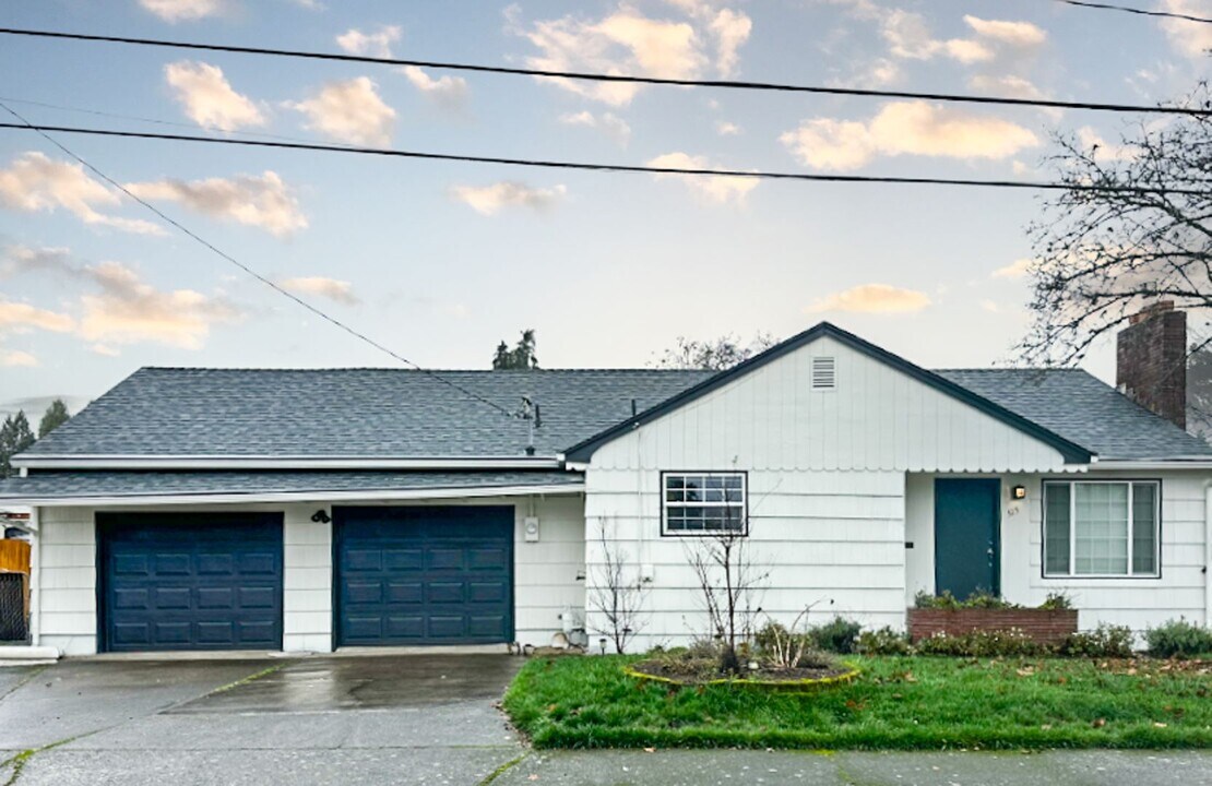 515 E Elmore St in Lebanon, OR - Building Photo