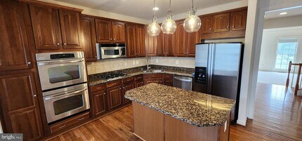 23812 Burdette Forest Rd in Clarksburg, MD - Foto de edificio - Building Photo