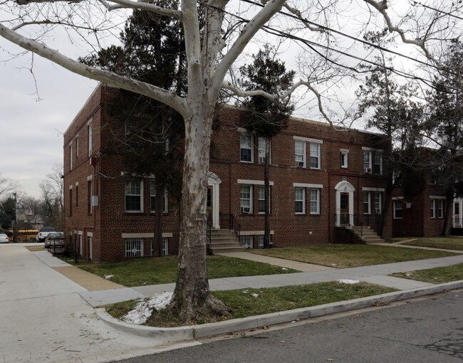 Delwin Apartments in Washington, DC - Building Photo - Building Photo