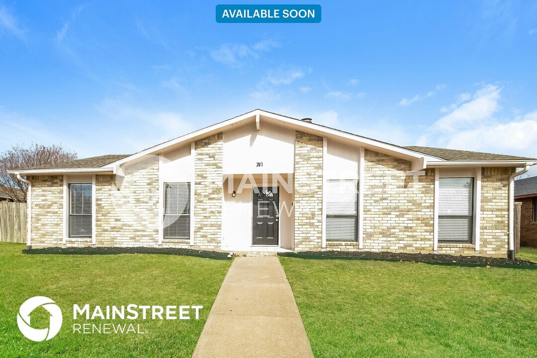 741 Cambridge Dr in Plano, TX - Foto de edificio