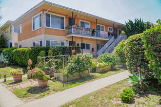 Muir Garden Apartments in San Diego, CA - Building Photo - Building Photo