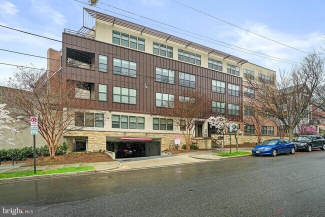 5201 B Wisconsin Ave in Washington, DC - Foto de edificio - Building Photo