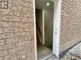704 Santa Maria Blvd in Milton, ON - Building Photo