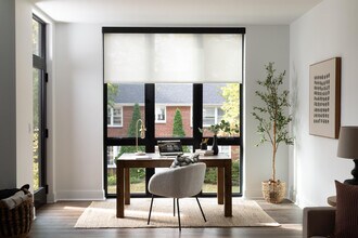 600 E Henry Clay St in Whitefish Bay, WI - Foto de edificio - Building Photo