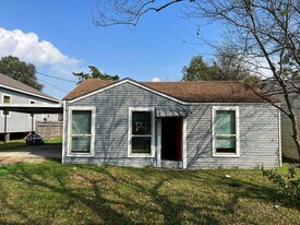 2628 4th Ave in Groves, TX - Building Photo