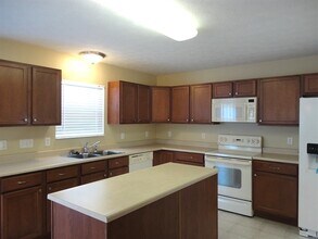 110 Brittony Woods Dr in Monroe, OH - Foto de edificio - Building Photo