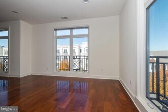 2 N Commerce Square, Unit 302 in Trenton, NJ - Foto de edificio - Building Photo