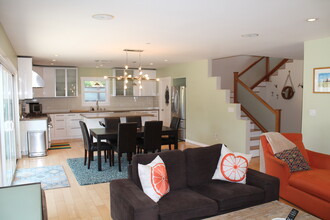 2909 W Clark Ave in Burbank, CA - Building Photo - Building Photo