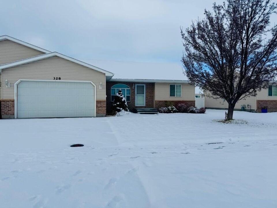 328 Robison Dr in Ammon, ID - Building Photo