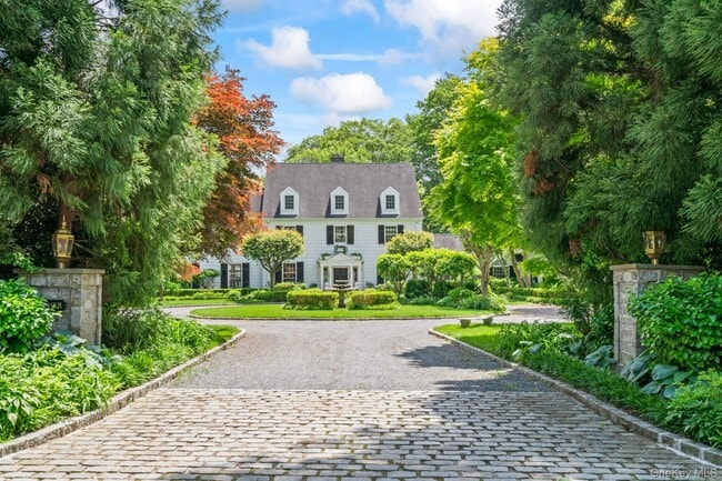 8 Stonegate Ln in Glen Head, NY - Building Photo - Building Photo