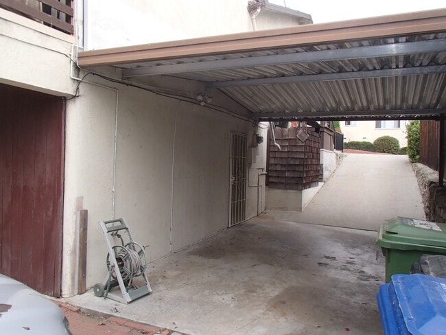 11324 Biona Dr, Unit MVLR Studiotudio in Los Angeles, CA - Foto de edificio - Building Photo