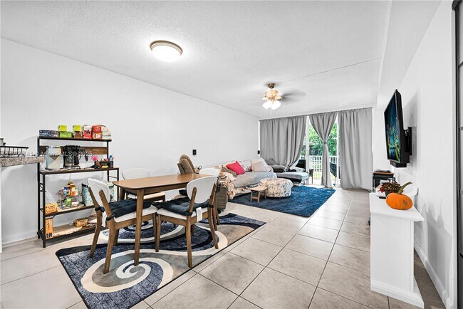 1670 NE 191st St in Miami, FL - Building Photo - Building Photo
