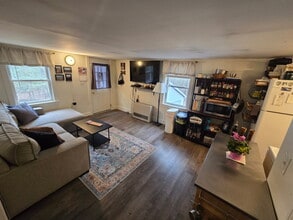 44 Roebuck Ave, Unit Apt 2 in Saco, ME - Foto de edificio - Building Photo