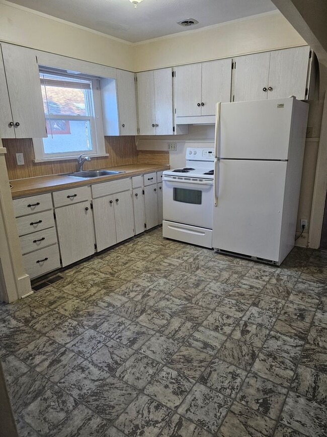 413 S Center Ave in Miles City, MT - Building Photo - Building Photo