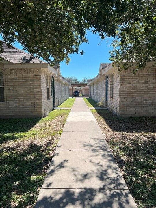 2220 W Candlelight Ln in Edinburg, TX - Building Photo