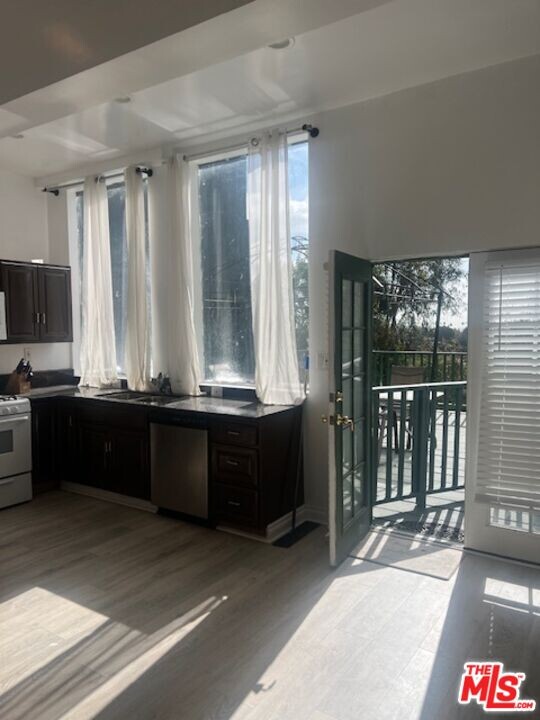 1402 N San Remo Dr in Los Angeles, CA - Building Photo