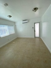 220 Collins Ave in Miami, FL - Building Photo - Building Photo