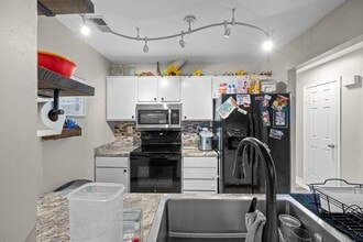 1579 Crescent Pointe Ln in Virginia Beach, VA - Building Photo - Building Photo