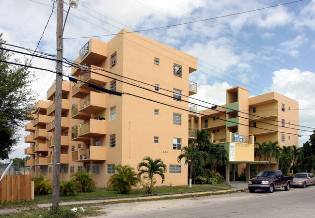 Biscayne Cove in Miami, FL - Building Photo - Building Photo