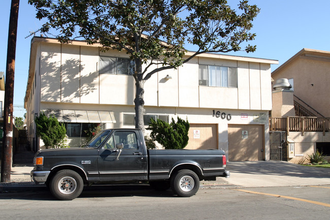 1600 Orizaba Ave in Long Beach, CA - Foto de edificio - Building Photo