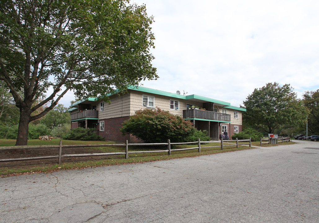 Pond View Apartments in Plainfield, CT - Foto de edificio