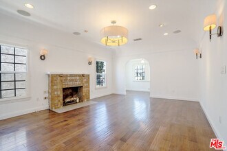1049 S Mansfield Ave in Los Angeles, CA - Building Photo - Building Photo