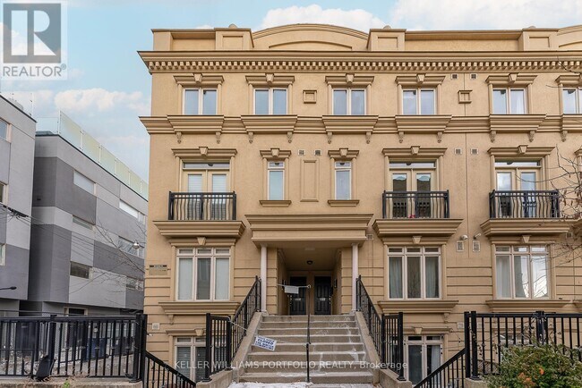 60 Carr St in Toronto, ON - Building Photo - Building Photo