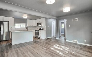 5231 Julian St in Denver, CO - Foto de edificio - Building Photo
