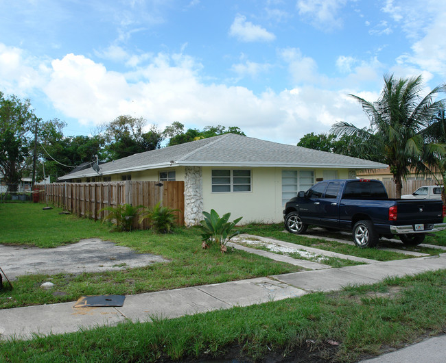 2474 NE 188th St in Miami, FL - Building Photo - Building Photo