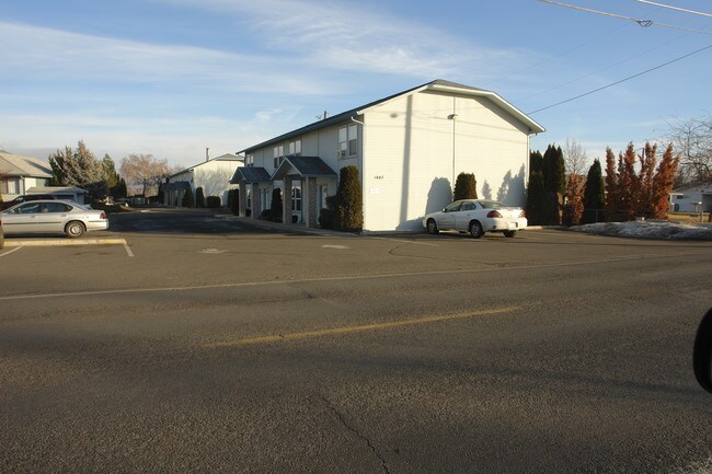 1005-1007 S 48th Ave in Yakima, WA - Foto de edificio - Building Photo