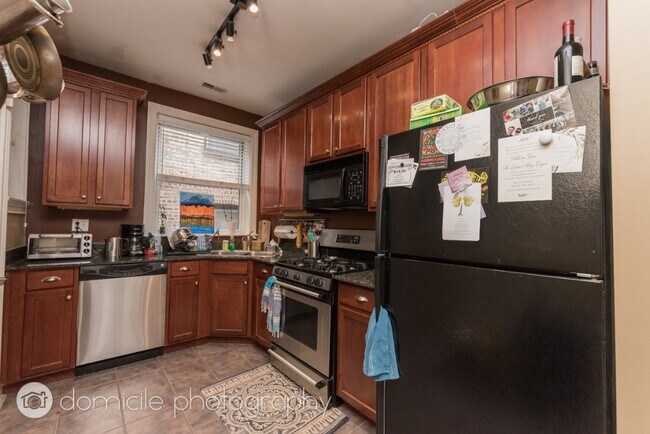 863 W Cornelia Ave, Unit 2 in Chicago, IL - Building Photo - Building Photo