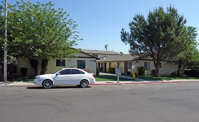 120 Perou St in Perris, CA - Foto de edificio - Building Photo